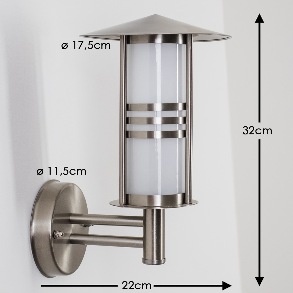 Eine Wand-Außenlampe. Sie hat ein zylindrisches Licht, einen kreisförmigen Sockel und einen horizontalen Arm. Sie ist silberfarben. Die Abmessungen sind angegeben.