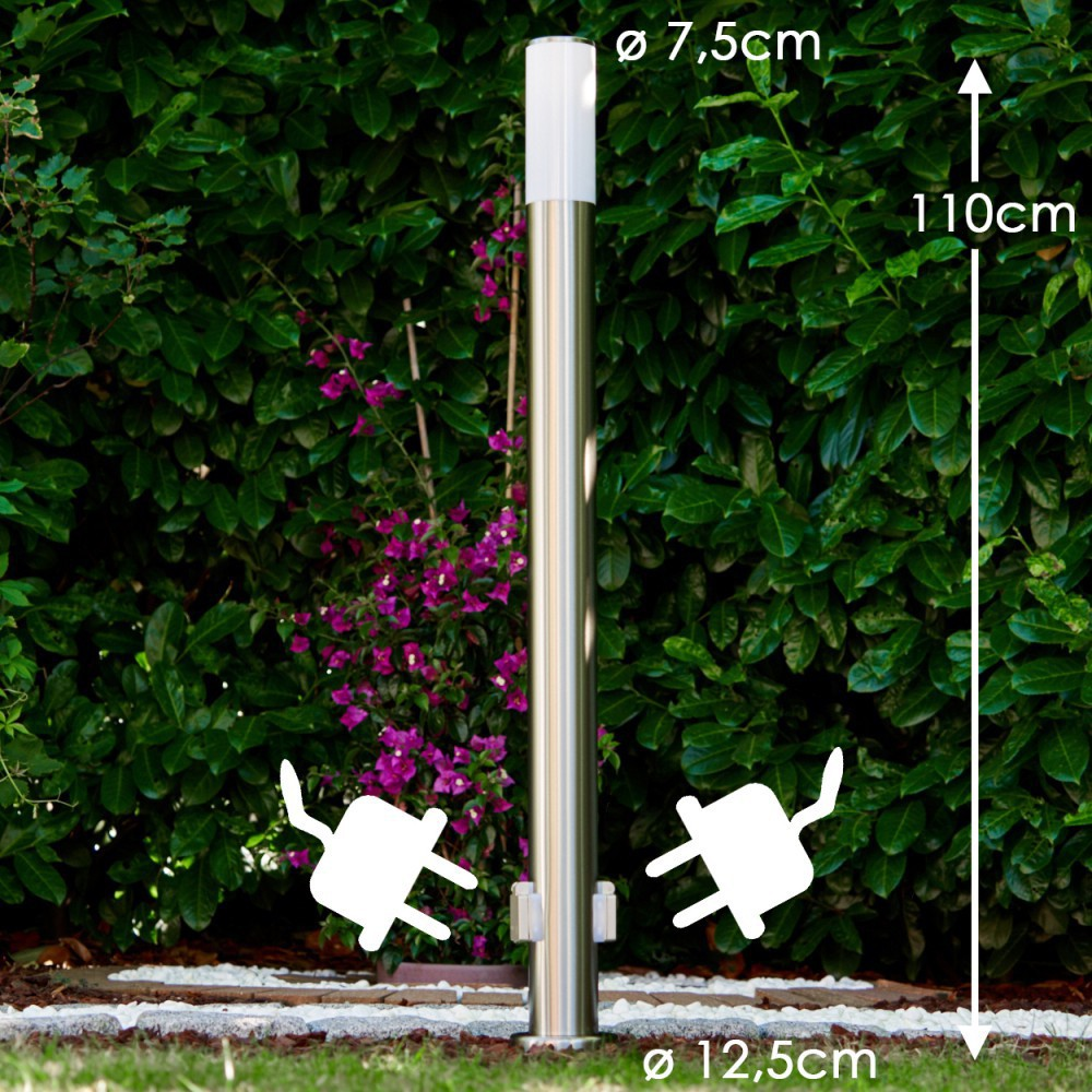 Eine Metall-Außenlampe steht vor einer grünen Hecke und lila Blumen. Maße sind beschriftet, Durchmesser 7,5 cm, 110 cm Höhe, 12,5 cm Sockel.