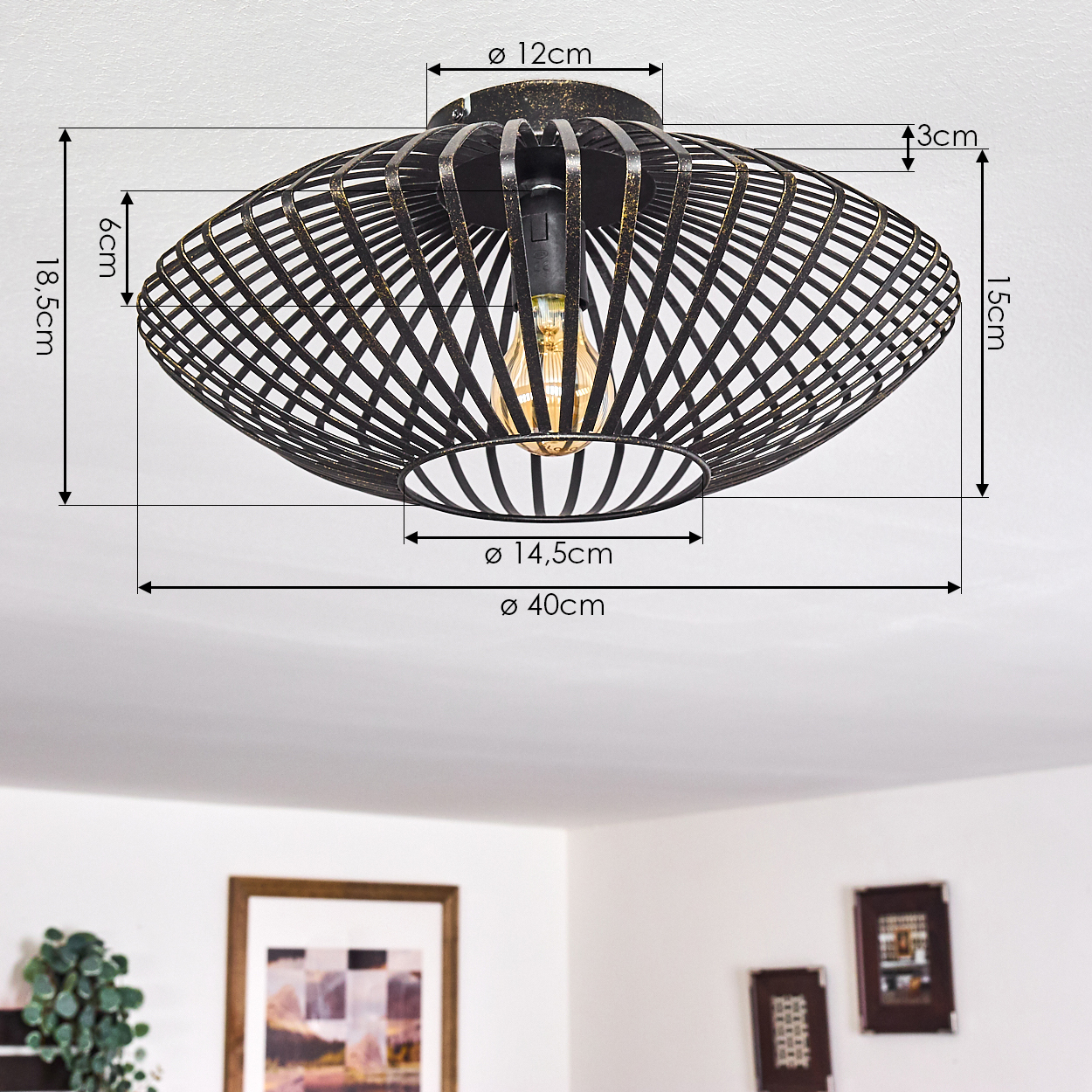 Eine schwarze Deckenlampe aus Metall mit Maßangaben. Sie hat ein käfigartiges Design, eine sichtbare Glühbirne und ist an einer weißen Decke angebracht.