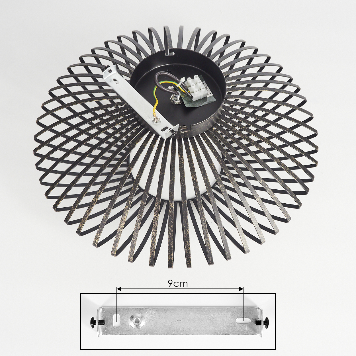 Eine schwarz-goldene Spiral-Deckenleuchte. Enthält Montagematerial und Abmessungen. Drähte und elektrische Komponenten sind sichtbar.