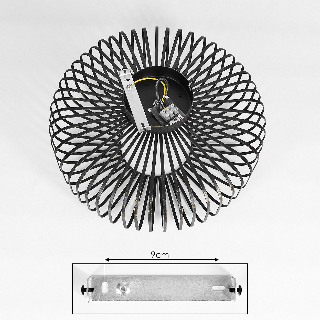 Eine schwarze spiralförmige Deckenleuchte mit Metallhalterung und Verkabelung. Die Leuchte befindet sich auf weißem Hintergrund. Ein Diagramm zeigt 9 cm.