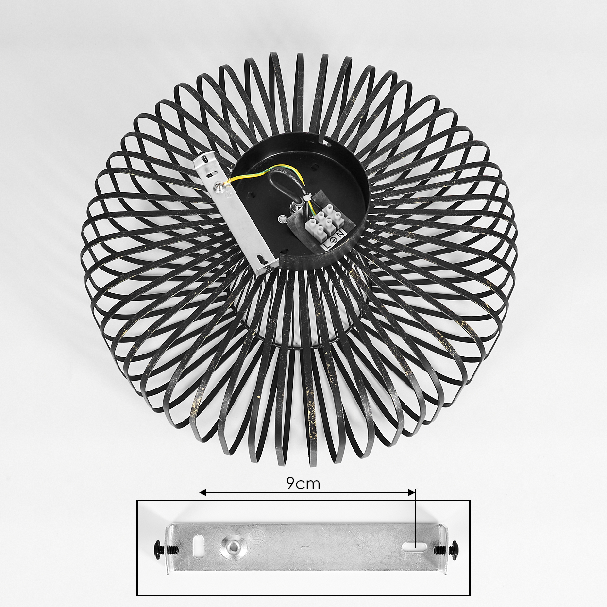 Schwarze Deckenleuchte aus Metall. Die Leuchte hat ein spiralförmiges Käfigdesign. Eine Metallhalterung befindet sich darunter, gekennzeichnet mit 9 cm.
