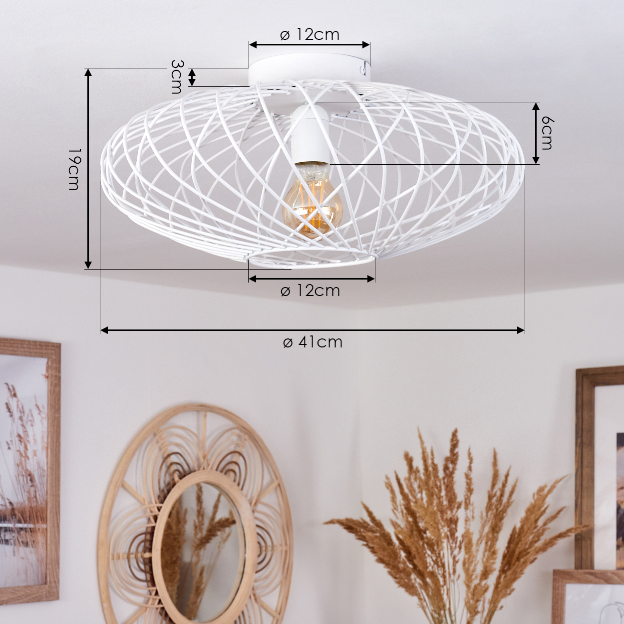 Weiße Drahtrahmen-Deckenlampe mit Maßen, einer leuchtenden Glühbirne und dekorativen Gegenständen im Hintergrund.