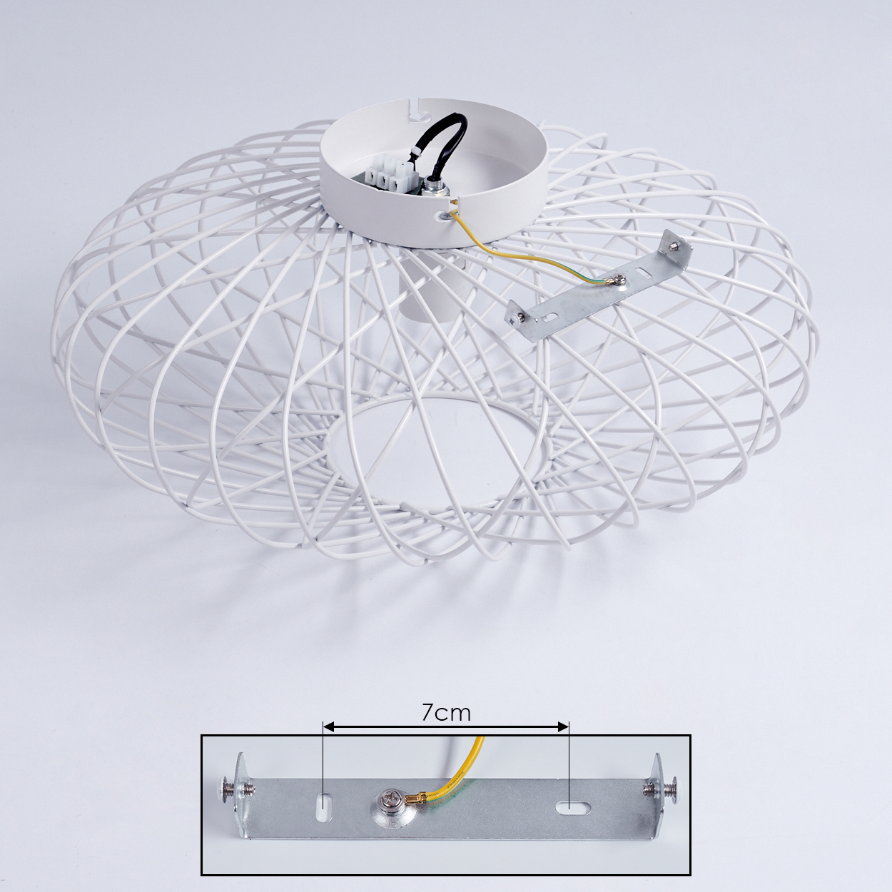 Weiße Drahtrahmen-Deckenleuchte mit Montagehalterung. Die Halterung ist 7 cm lang. Drähte und elektrische Komponenten sind sichtbar.