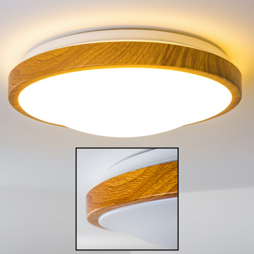 Nahaufnahme einer modernen Deckenleuchte. Sie hat eine Holzverkleidung und ein helles weißes Licht.