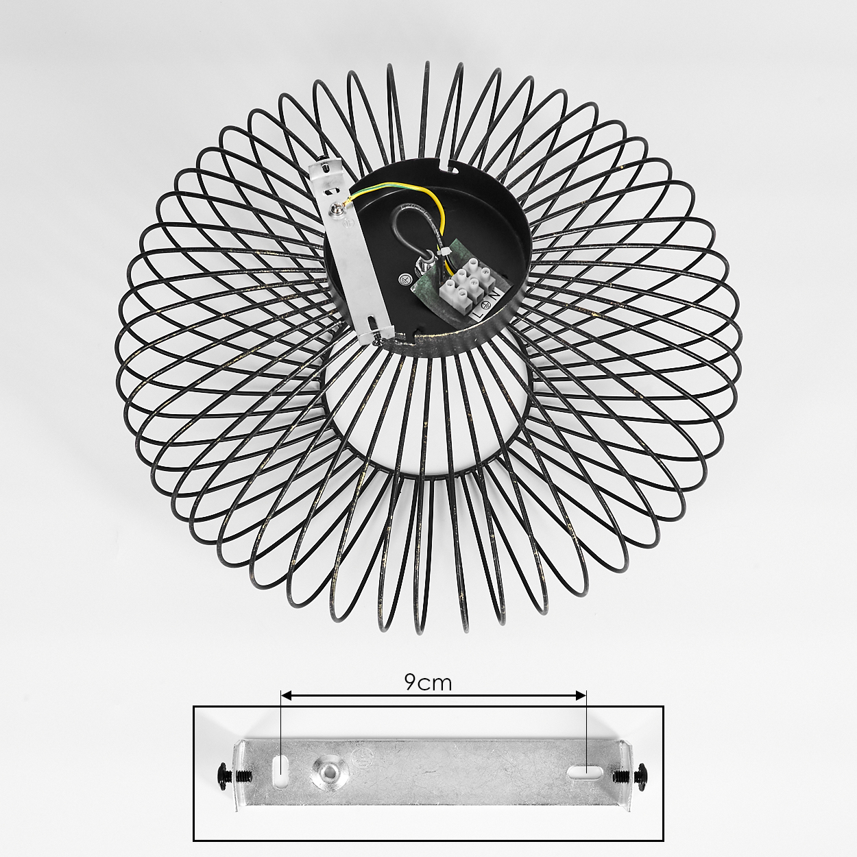 Schwarze Deckenlampe aus Metall mit Spiraldesign. Unten ist eine silberne Halterung mit einer Messung von 9 cm abgebildet. Drähte sind sichtbar.