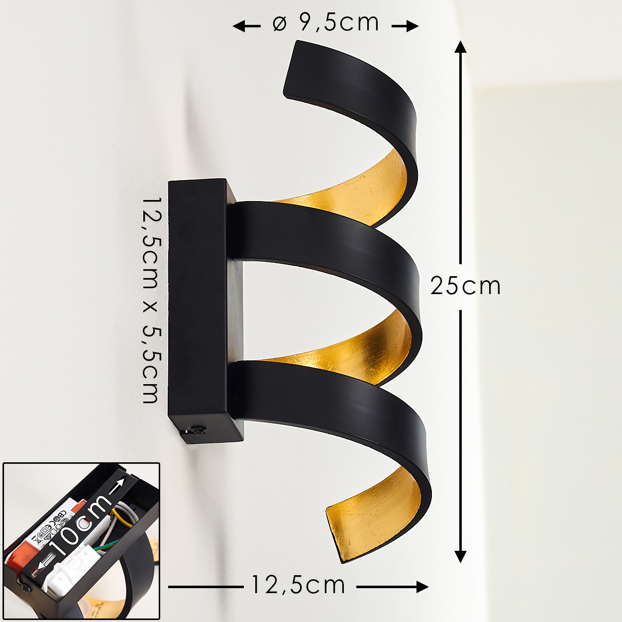 Eine schwarz-goldene Wandleuchte mit Spiraldesign. Abmessungen sind angegeben. Ein kleiner Einsatz zeigt das Innenleben.