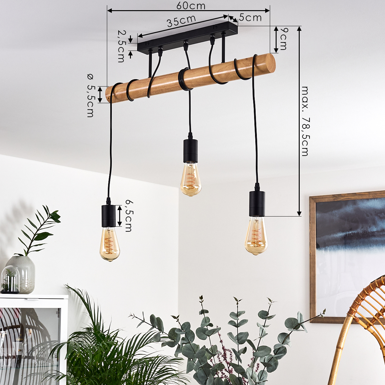 Ein Holzbalken mit drei hängenden Lichtern. Die Lichter haben schwarze Halterungen und warme, leuchtende Glühbirnen. Maße sind im Bild dargestellt.