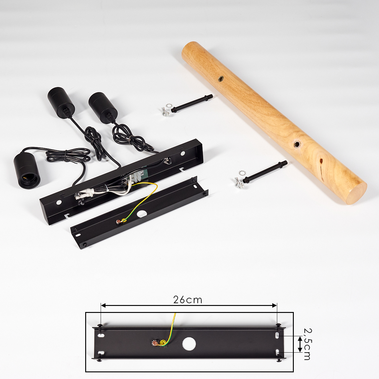 Zerlegte Leuchtenbestandteile auf Weiß. Enthält Holzbalken, Metallteile, schwarze Lampenfassungen, Drähte und Maßdiagramm.