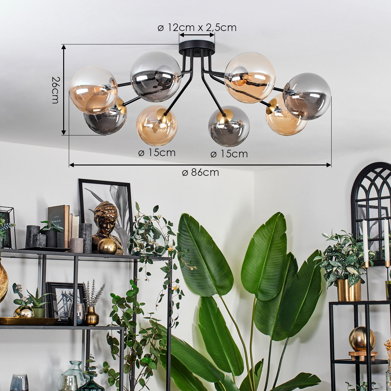 Eine moderne schwarze Deckenlampe mit Glaskugeln. Darunter ein Raum mit Regalen, Pflanzen und Dekor.