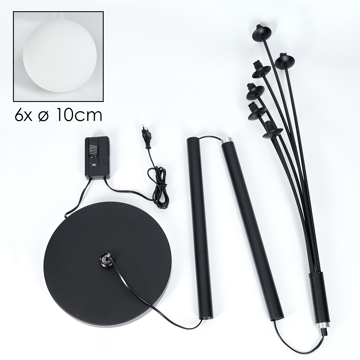 Bestandteile einer schwarzen Lampe: Sockel, Stangen, Lampenschirme und Glühbirnen. Ein Dimmer und ein Netzkabel sind ebenfalls sichtbar. Weißer Hintergrund.