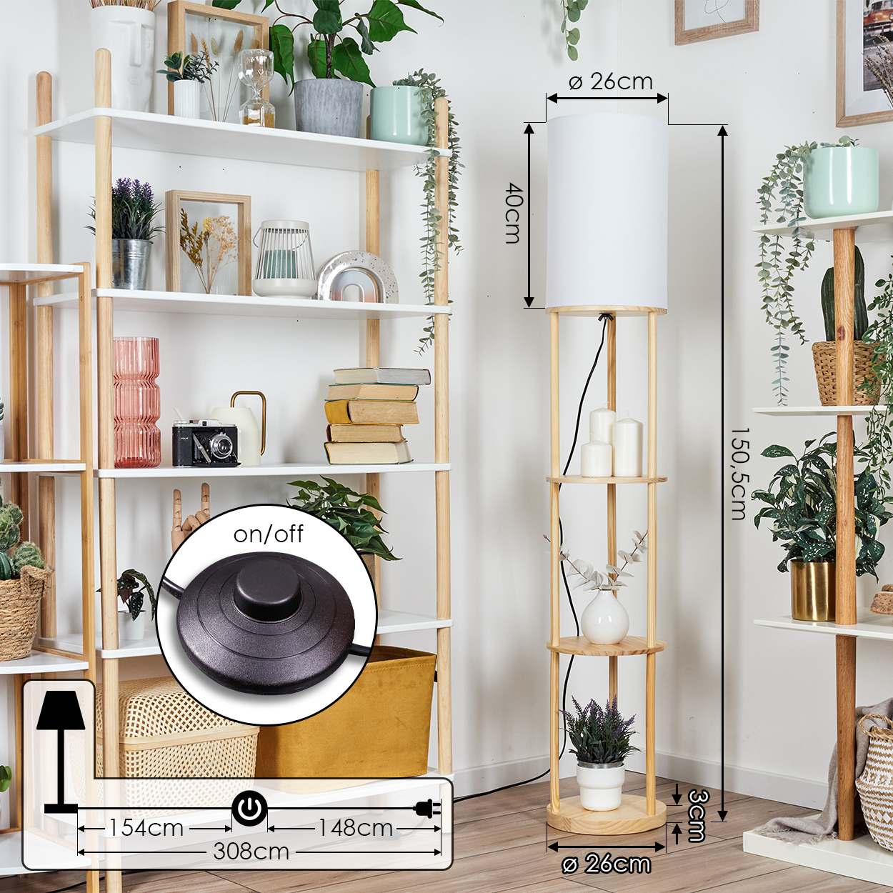 Eine Stehlampe mit weißem Lampenschirm, Holzrahmen und Regalen. Regale mit Pflanzen und Dekorationen. Abmessungen sind angegeben.