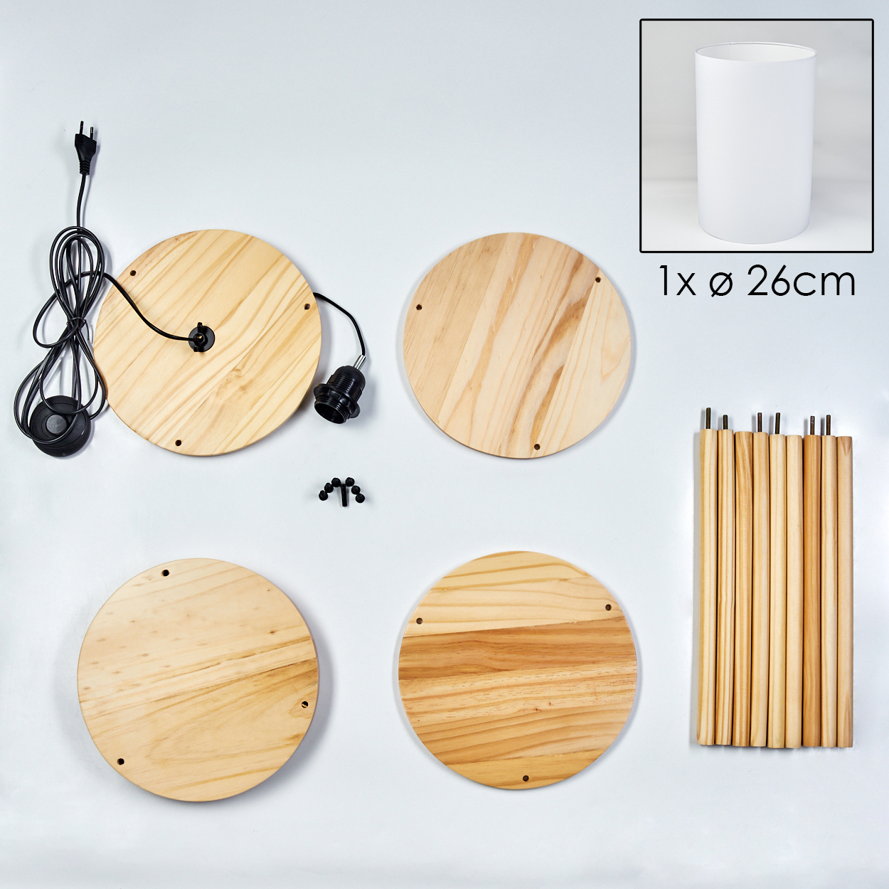 Bestandteile einer Pendelleuchte: Holzscheiben, zylindrischer Lampenschirm, schwarze Kabel und Lampenfassung, Holzstäbe, Schrauben.