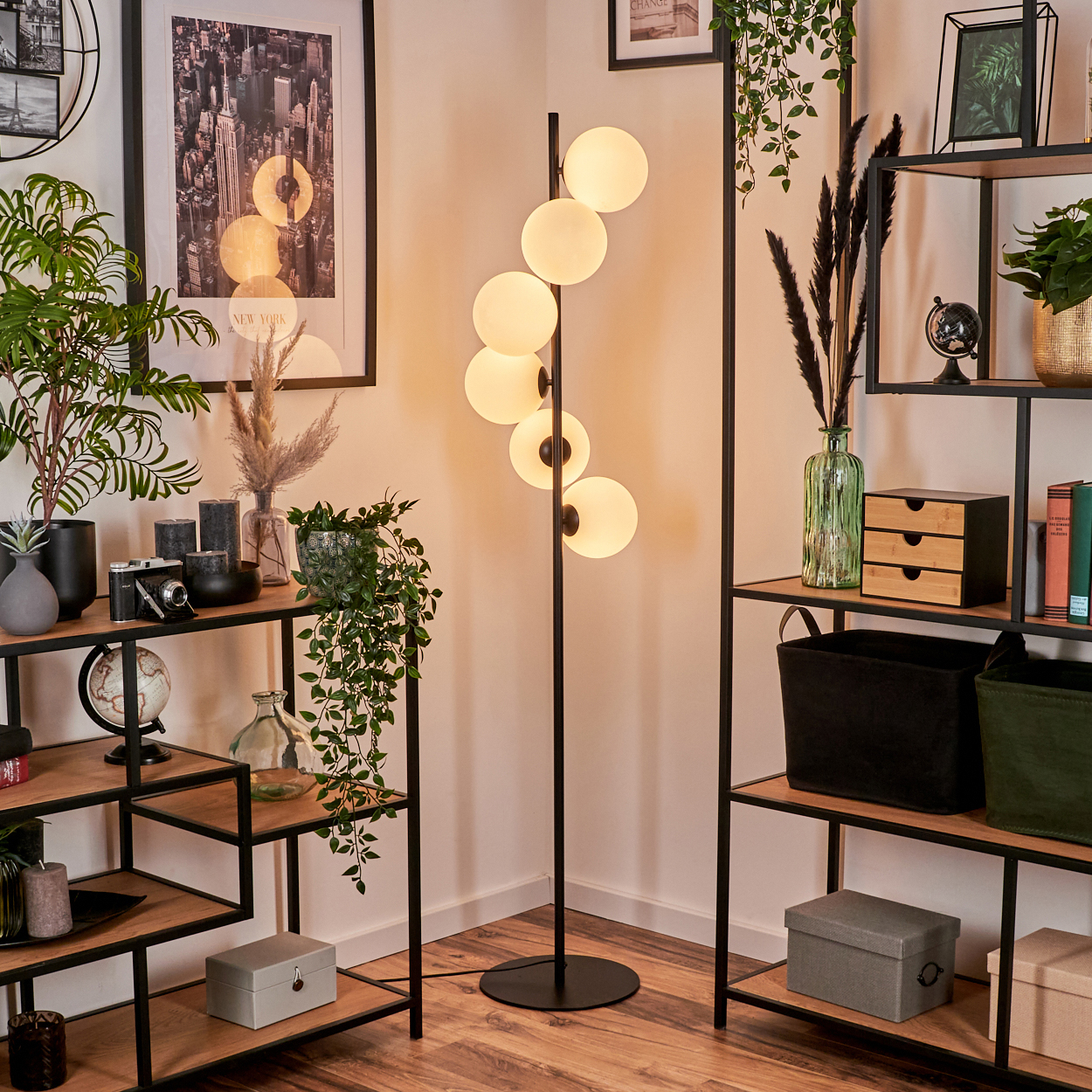 Eine Zimmerecke mit einer modernen Stehlampe, Regalen mit Pflanzen und Dekorationen. Bild von New York an der Wand.