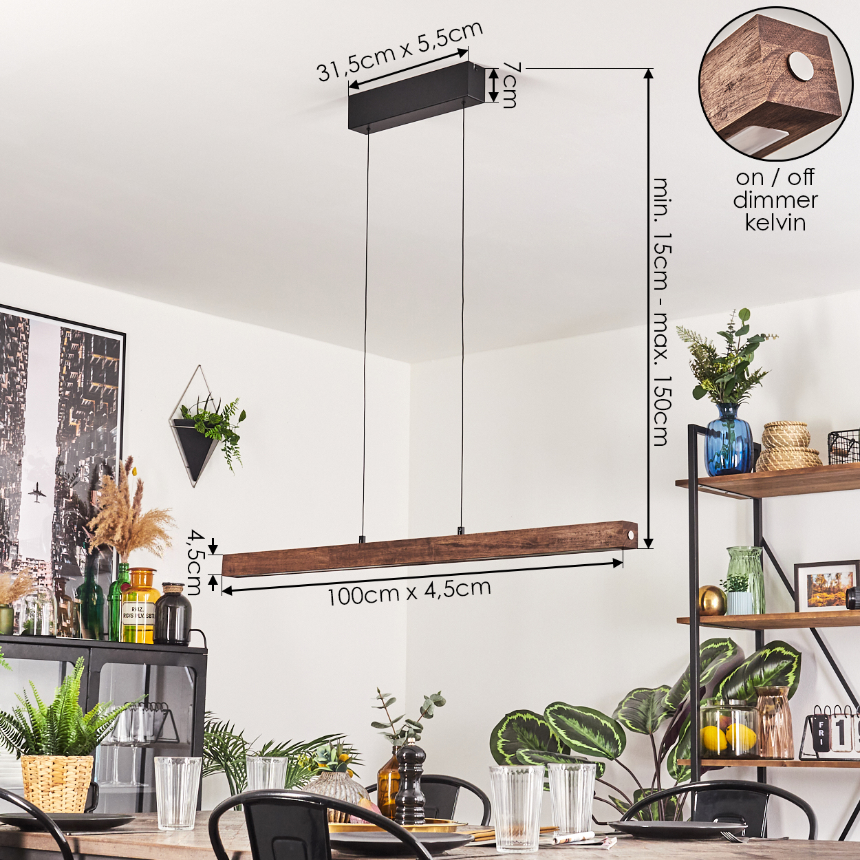 Ein Esszimmer mit Holzlampe, Tisch, Pflanzen und Regal. Abmessungen der Lampe sind beschriftet.