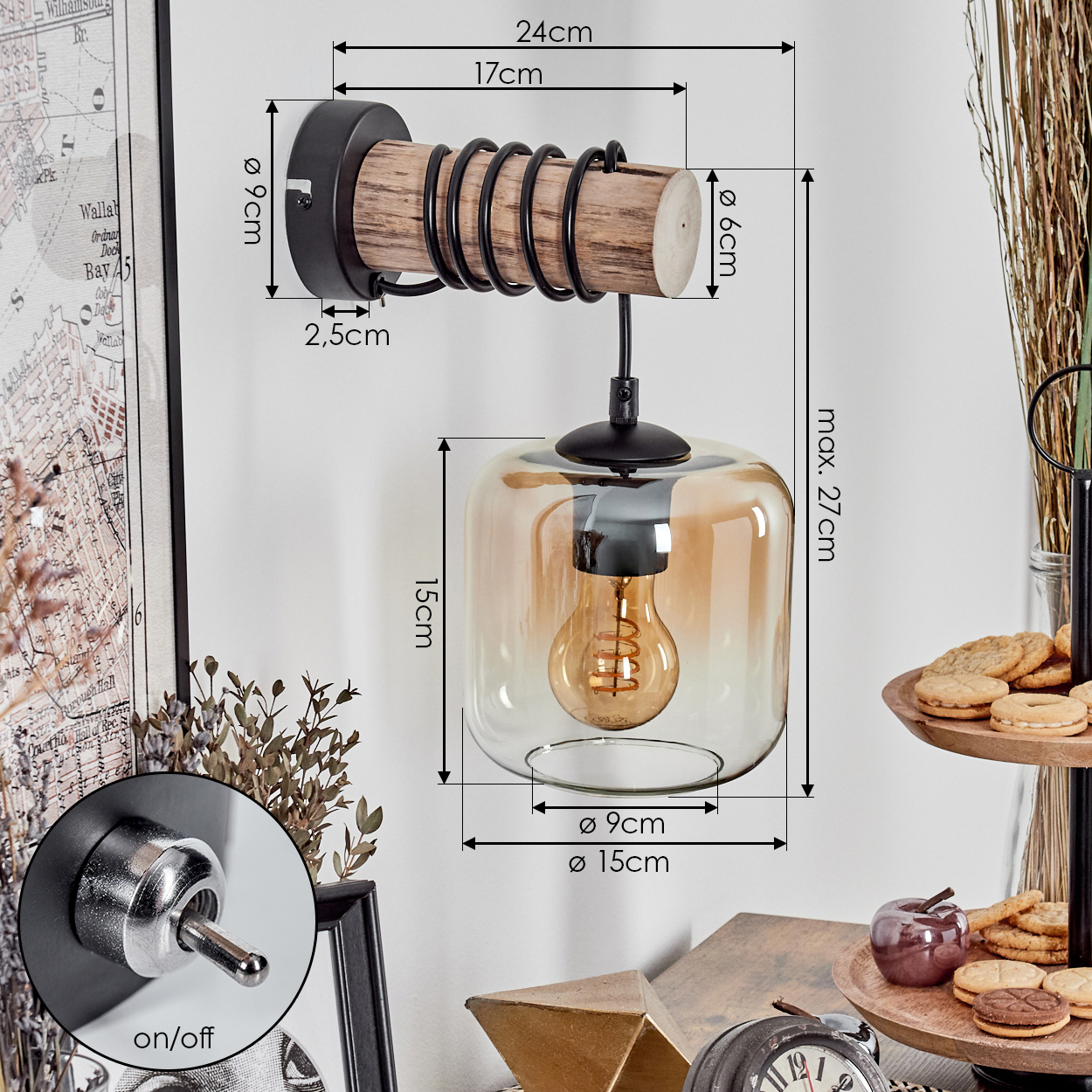 Eine Wandlampe mit Holzbalken, Glasschirm und sichtbarer Glühbirne. Im Hintergrund ein Schalter und eine Karte.