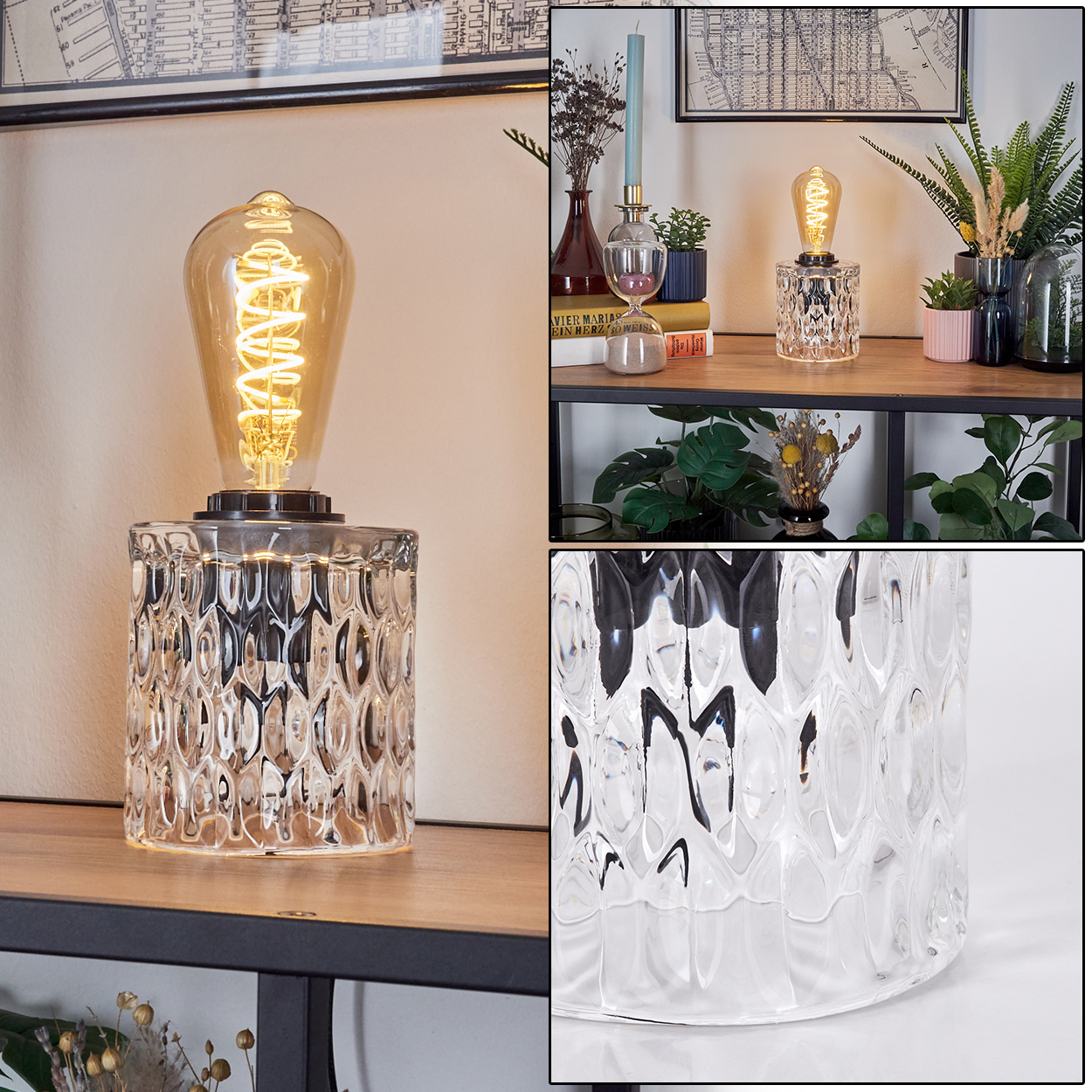 Eine dekorative Lampe mit Glasfuß und Glühbirne. Die Lampe steht auf einem Holzregal. Dahinter befinden sich weitere dekorative Gegenstände.