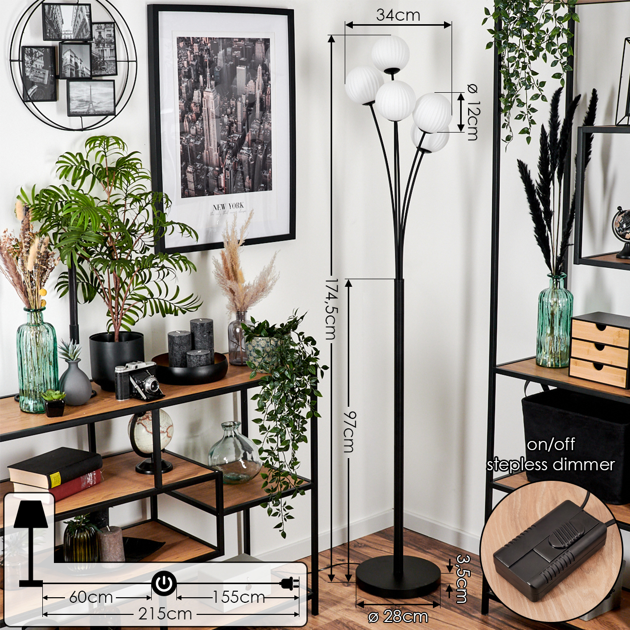Eine schwarze Stehlampe mit weißen Kugelleuchten steht neben einem Regal mit Pflanzen, Büchern und einem New York-Bild.