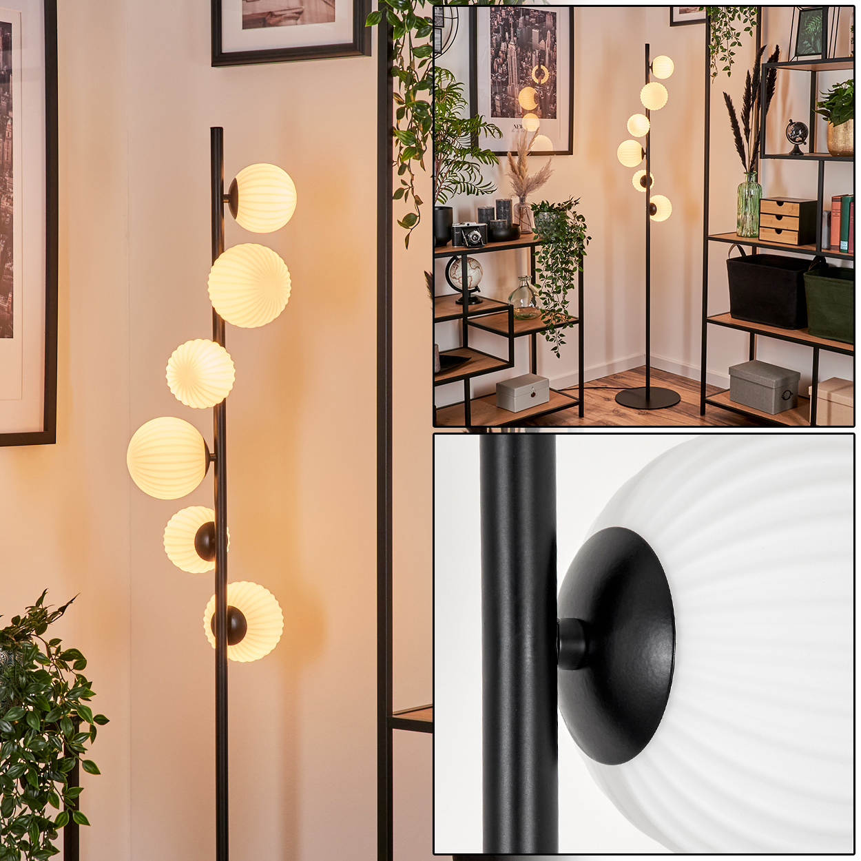 Eine moderne Stehlampe mit weißen Kugelschirmen. Sie steht in der Nähe eines Bücherregals mit Dekoration. Die Lampe hat ein schwarzes Metallgestell.