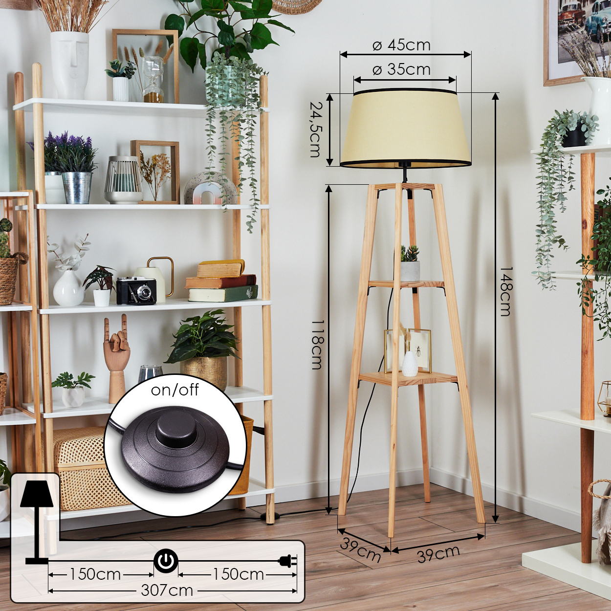 Eine Stehlampe aus Holz mit beigem Lampenschirm, Abmessungen angegeben. Regale und eine weiße Wand mit Pflanzen und Deko im Hintergrund.