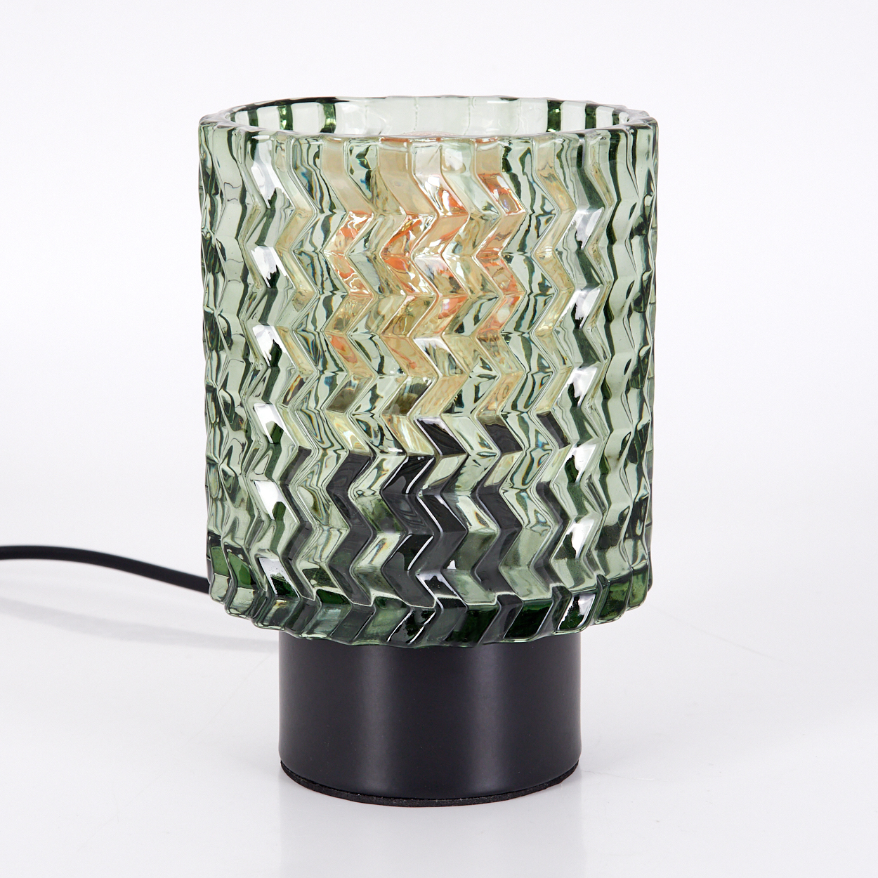 Eine dekorative Tischlampe mit grünem, strukturiertem Glasschirm auf schwarzem Sockel. Ein schwarzes Kabel geht vom Sockel aus.