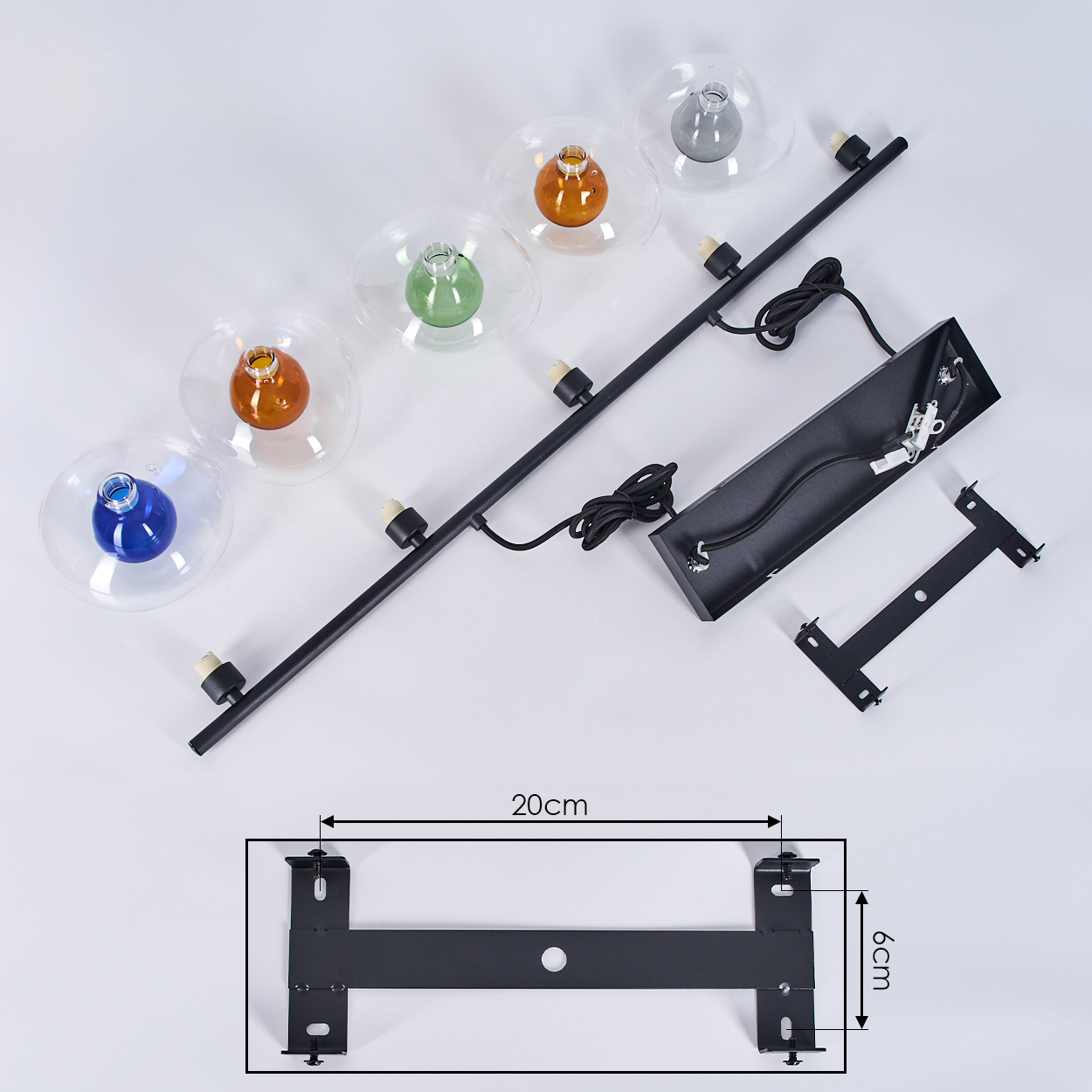 Deckenleuchte mit Glasschirmen in verschiedenen Farben. Enthält ein schwarzes Metallgestell, Verkabelung und Montagematerial. Der Hintergrund ist weiß.