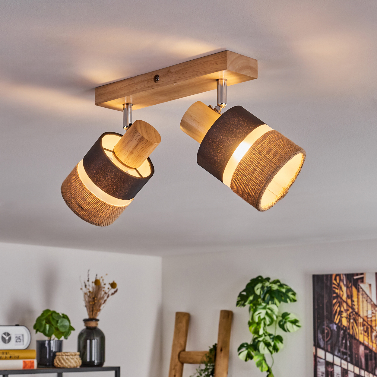 Deckenleuchte mit zwei Strahlern. Die Holzhalterung hat Lampen mit dunklen Schirmen und einem helleren, strukturierten Band.