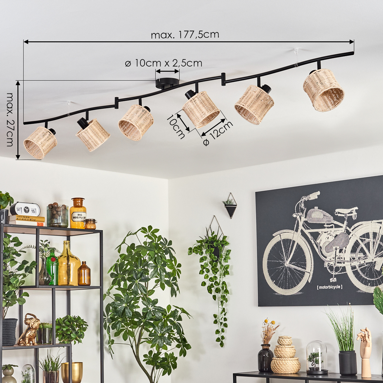 Deckenleuchte mit Lampenschirmen aus Rattan. Pflanzen und Dekoration im Vordergrund. Eine Fahrradzeichnung im Hintergrund.