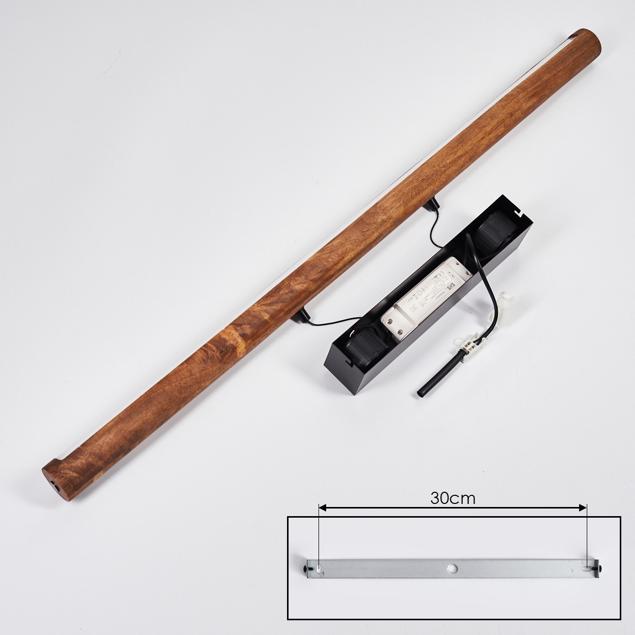 Eine Holzleuchte mit Metallfuß und einer schwarzen rechteckigen Box. Unten befindet sich ein 30 cm langes Rechteck.