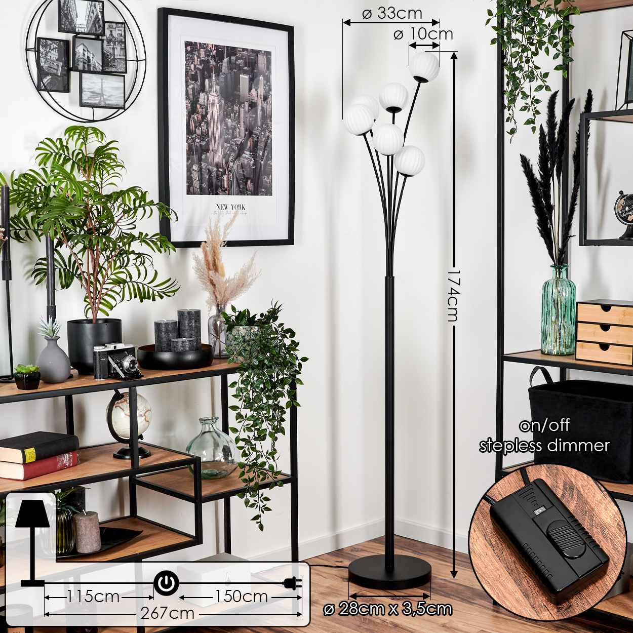 Ein modernes Wohnzimmer. Eine schwarze Stehlampe mit weißen Kugeln. Regale mit Pflanzen, Dekoration und einem New York-Stadtbild.