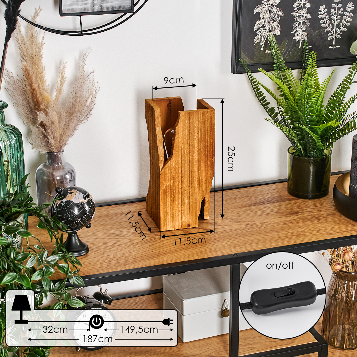 Holzlampe auf einem Regal mit Pflanzen und Dekorationen. Maße sind auf der Lampe angegeben. Ein-/Ausschalter und Stecker sind ebenfalls sichtbar.