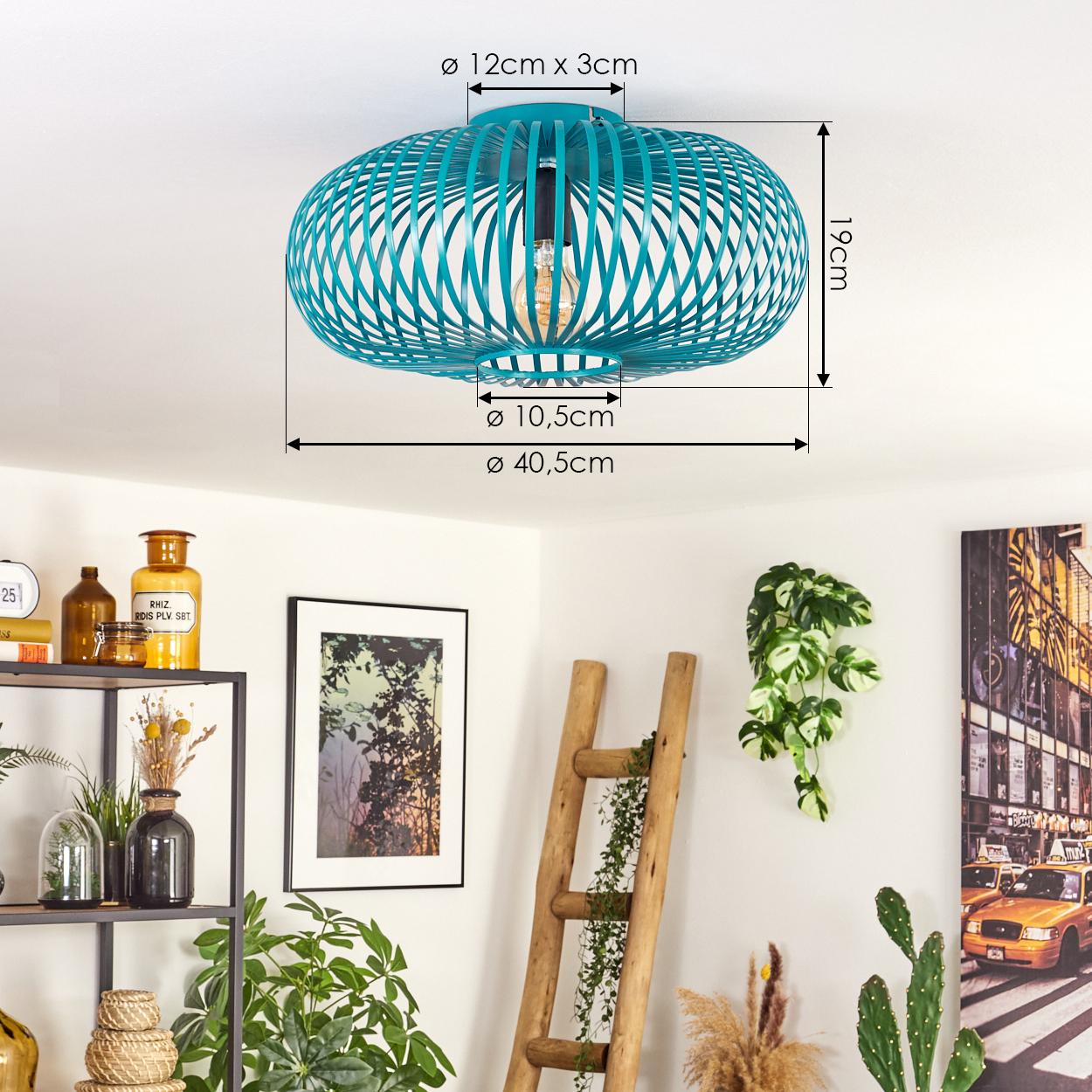 Türkisfarbene Deckenlampe mit Maßen. Innenraum mit Pflanzen, Leiter, gerahmter Kunst und Regalen. Gelbes Taxi-Kunstwerk an der Wand.