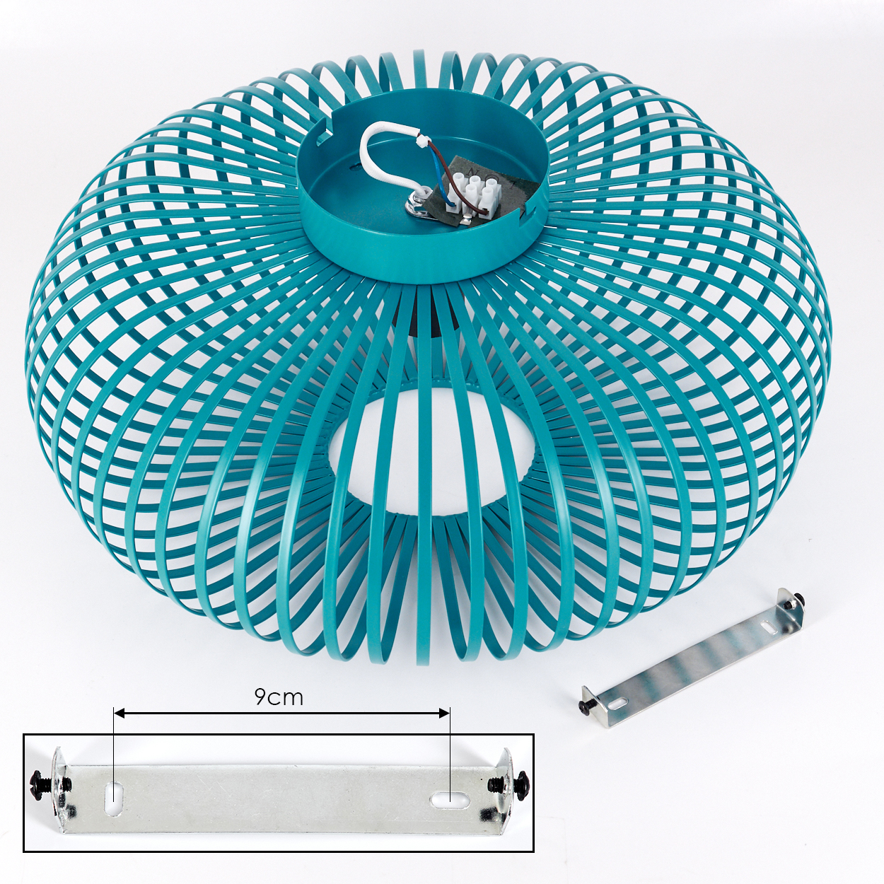 Eine türkisfarbene, kugelförmige Pendelleuchte mit einem weißen Innenlicht. Eine Metallhalterung, Drähte und ein 9 cm Maß sind ebenfalls sichtbar.