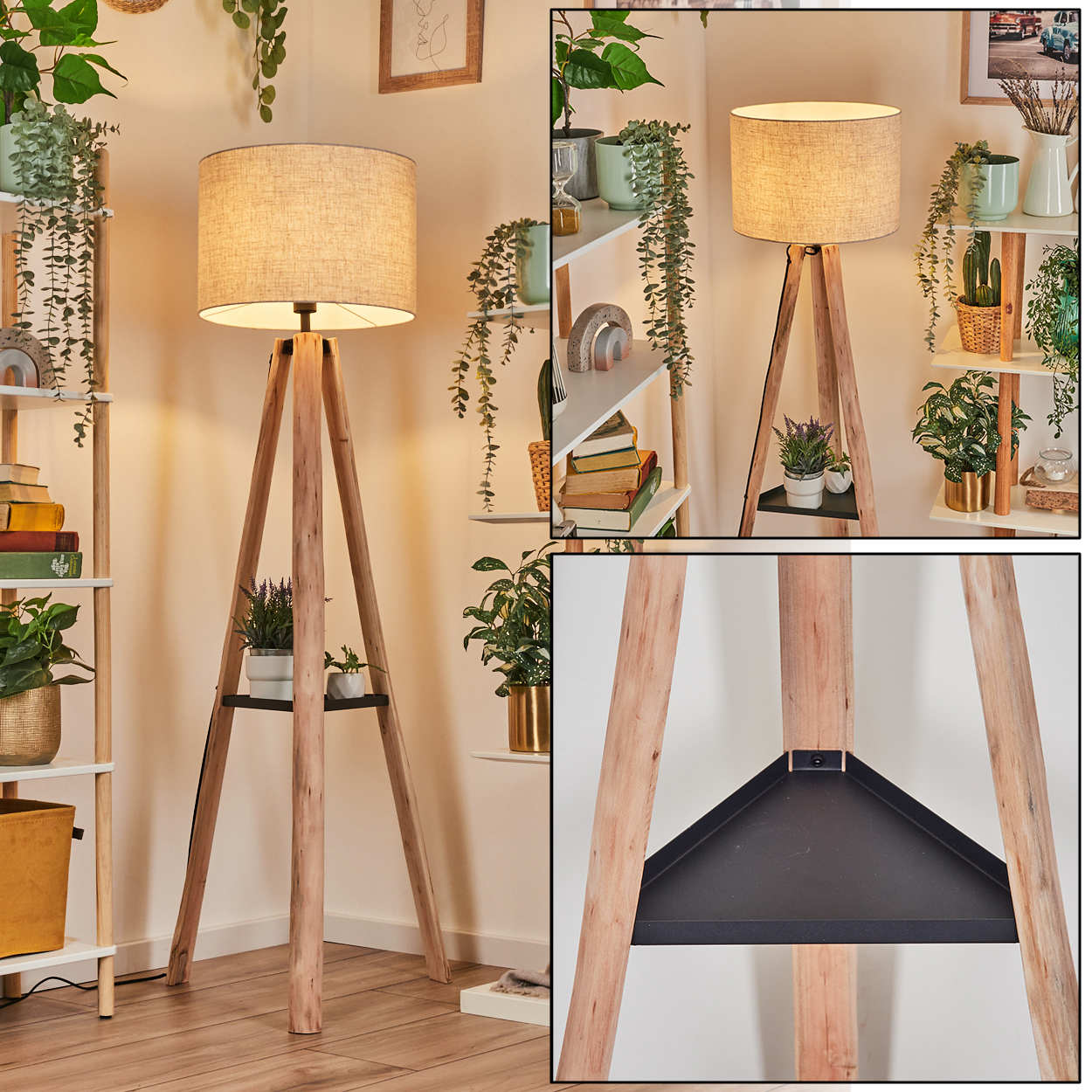 Eine hölzerne Stativ-Stehlampe mit beigem Lampenschirm. Sie befindet sich in einem Raum mit Pflanzen, Regalen und Kunstwerken.