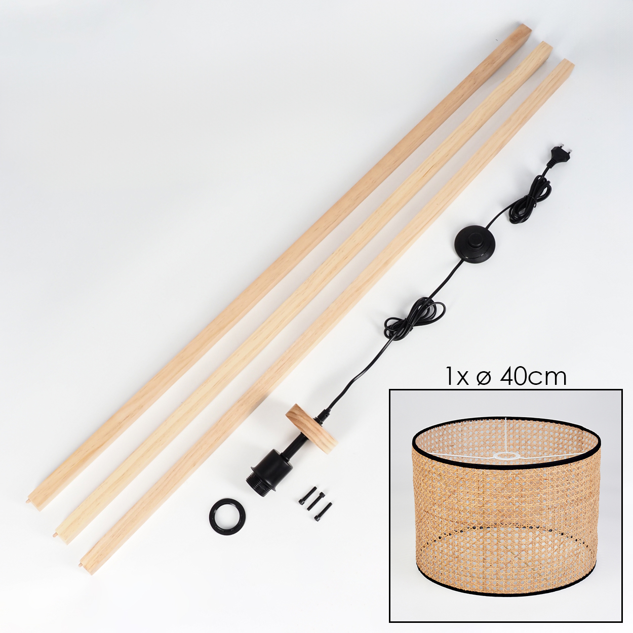 Draufsicht. Komponenten einer Lampe: Holzstangen, Lampenschirm, schwarzes Kabel, Schrauben und eine schwarze Fassung auf weißer Oberfläche.