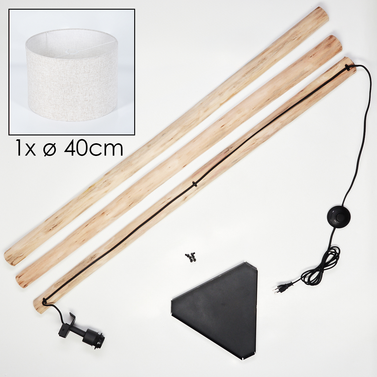 Lampenteile: Lampenschirm, Holzbalken, schwarzes Kabel, Fußschalter, Schrauben und eine dreieckige Basis. Alle Artikel auf weißem Hintergrund.