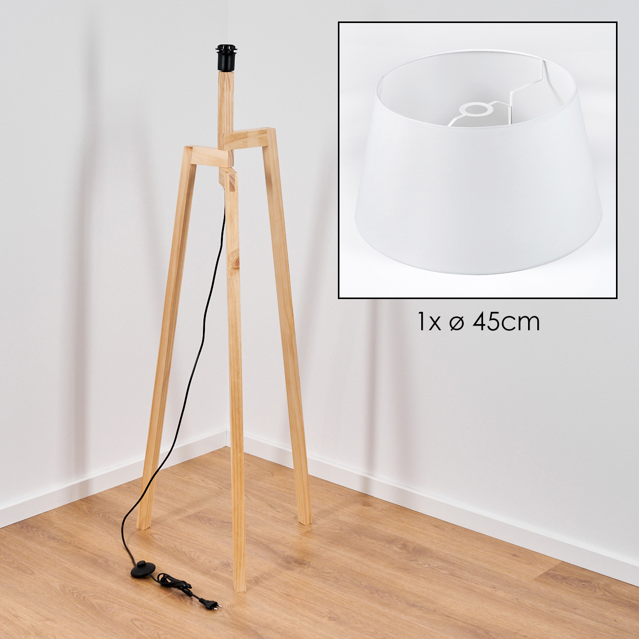 Eine Stehlampe aus Holz mit weißem Lampenschirm. Die Lampe hat ein Stativ und ein schwarzes Netzkabel. Der Lampenschirm hat 45cm Durchmesser.