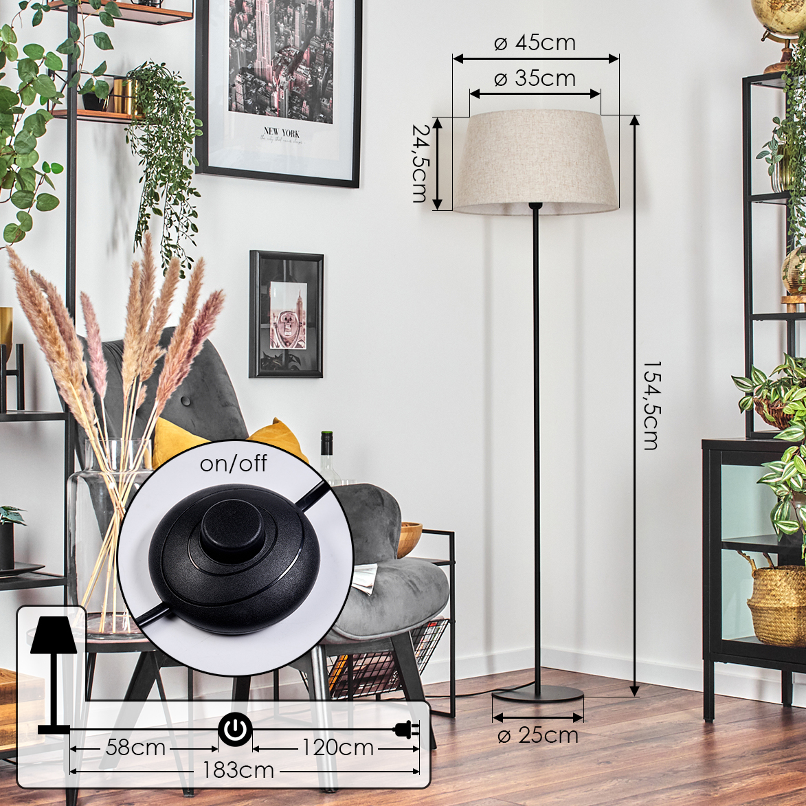 Eine Stehlampe mit beigem Lampenschirm. Der Raum hat einen Stuhl, ein Regal mit Pflanzen und Abmessungen der Lampenteile.