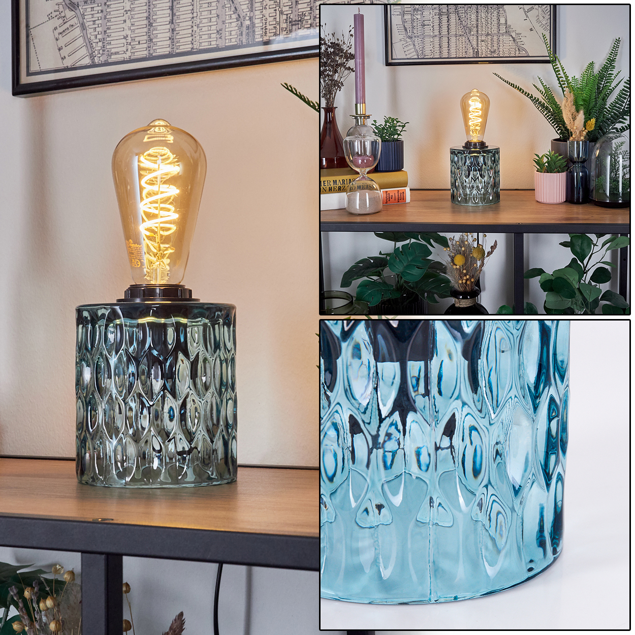Eine dekorative Lampe mit einer großen Glühbirne steht auf einem Holzregal. Der Sockel ist ein blauer Glaszylinder. Hintergrund Pflanzen und Karte.