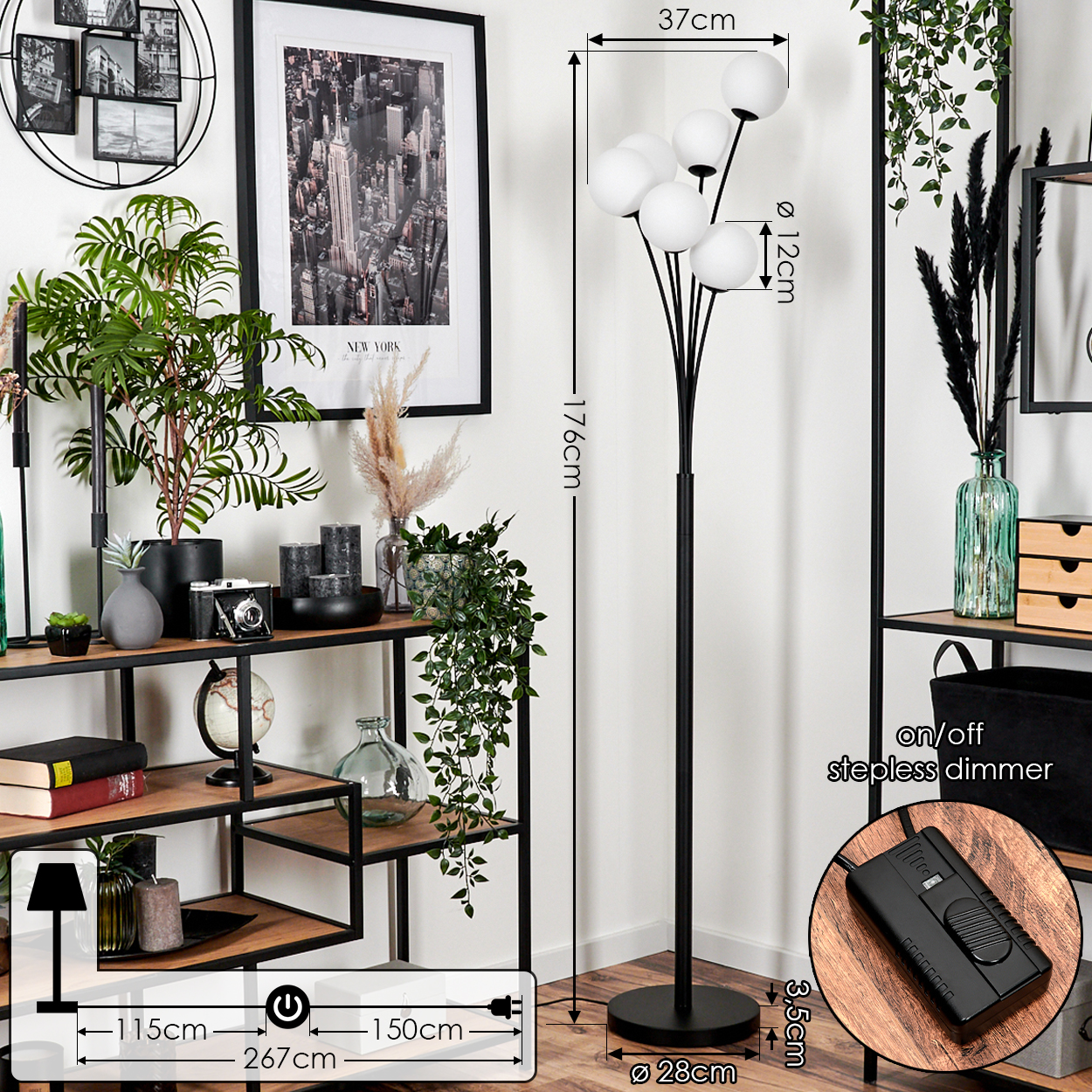 Eine schwarze Stehlampe mit weißen Kugelleuchten. Im Hintergrund sind Regale mit Pflanzen und Dekoration. Ein New York City-Druck ist an der Wand.