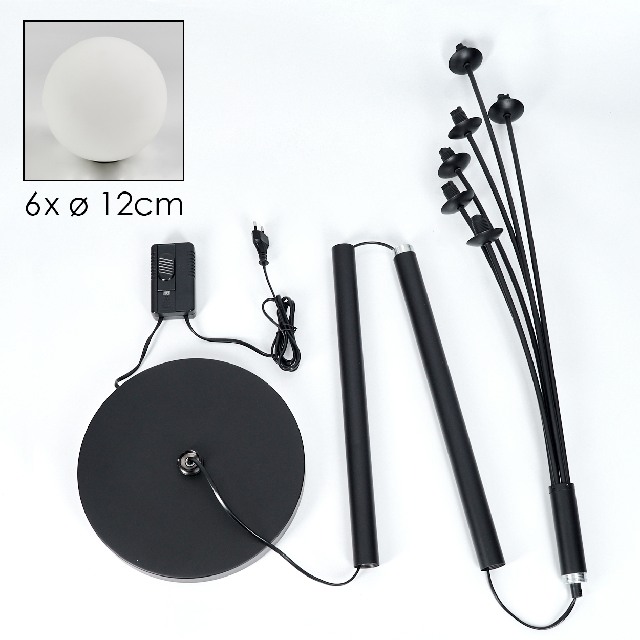 Eine zerlegte Lampe auf weißem Grund. Zu den Teilen gehören ein Sockel, Stangen, Lampenköpfe und ein Dimmer. Eine kleine, weiße Kugel ist in der Ecke.