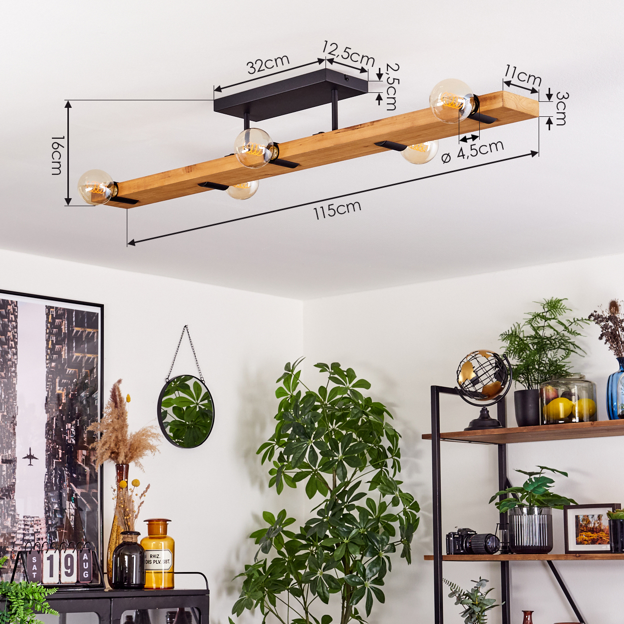 Eine moderne Deckenleuchte mit freiliegenden Glühbirnen. Der Raum hat Pflanzen, Regale mit Dekor und einen Spiegel.