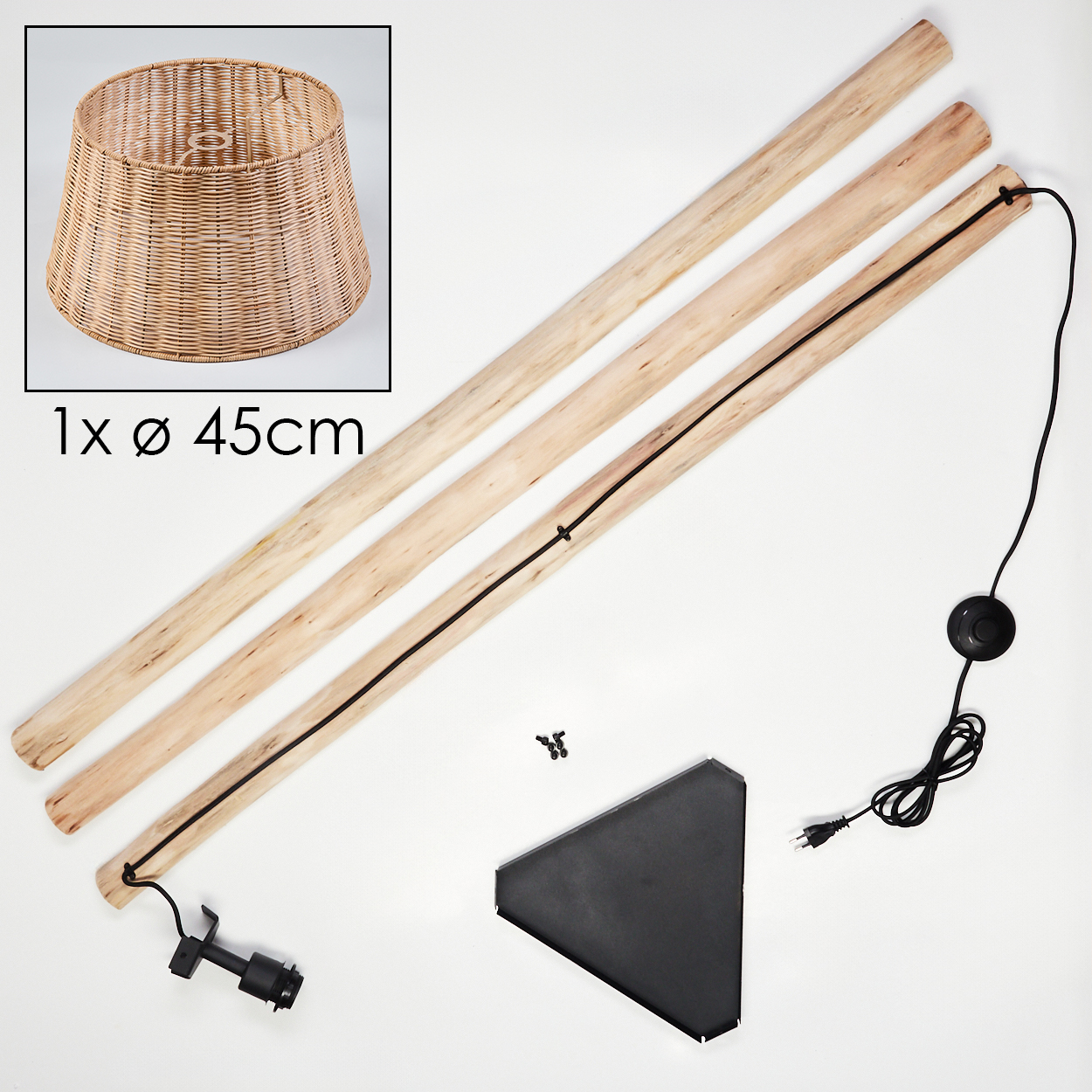 Zerlegte Lampenteile. Ein Lampenschirm aus Korbgeflecht, Holzstangen, schwarzes Kabel, Sockel, Schrauben und ein Fußschalter liegen auf weißem Untergrund.
