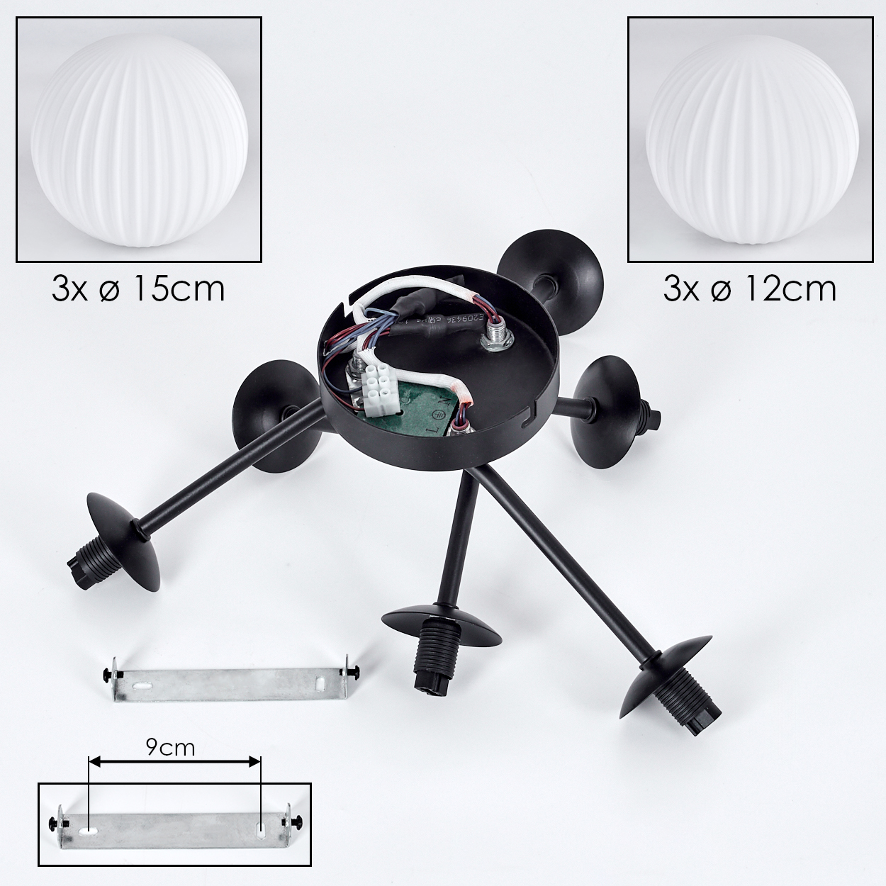 Schwarze Lampe mit drei Armen, drei weißen Kugelleuchten und einer Halterung. Die Lampe befindet sich auf weißem Hintergrund.