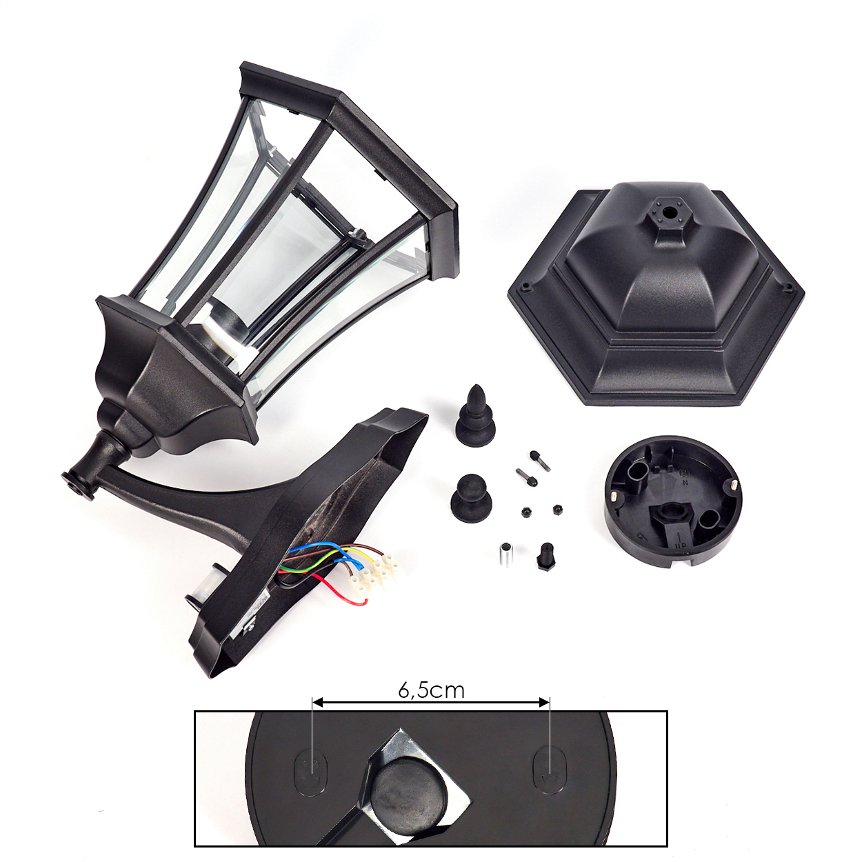 Zerlegte schwarze Außenlampenkomponenten auf Weiß. Enthält Lampe, Sockel, Halterung und Kleinteile.