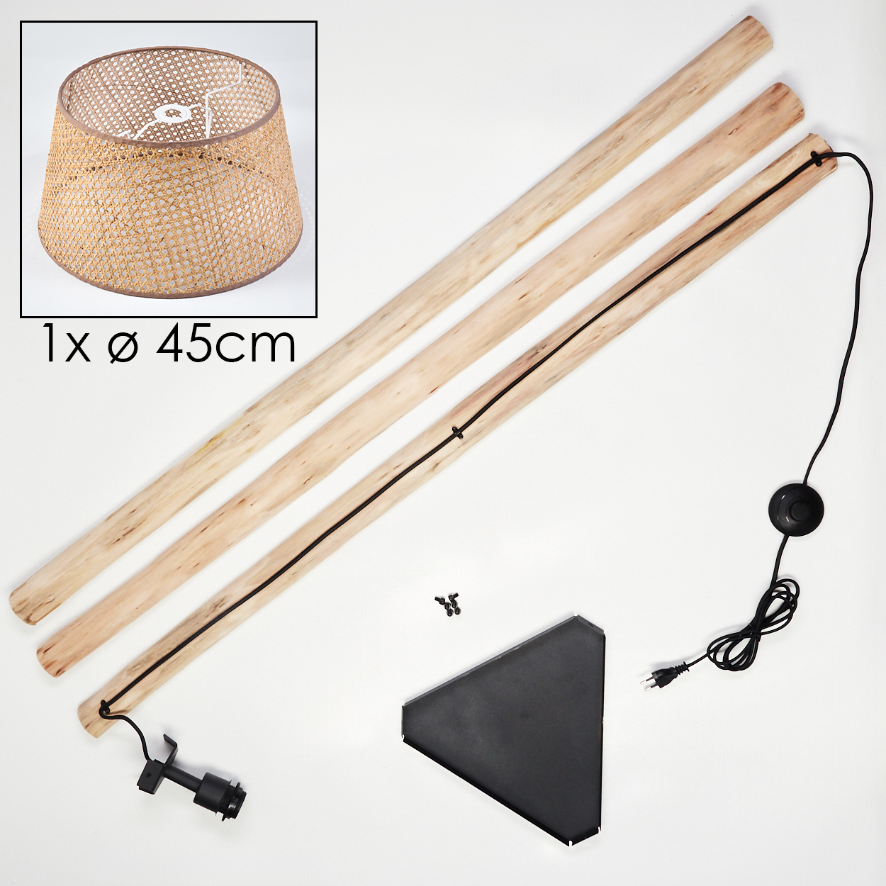 Lampenteile: Lampenschirm, Holzstangen, schwarzes Kabel, Sockel, Schrauben, Stecker. Komponenten auf weißer Oberfläche.
