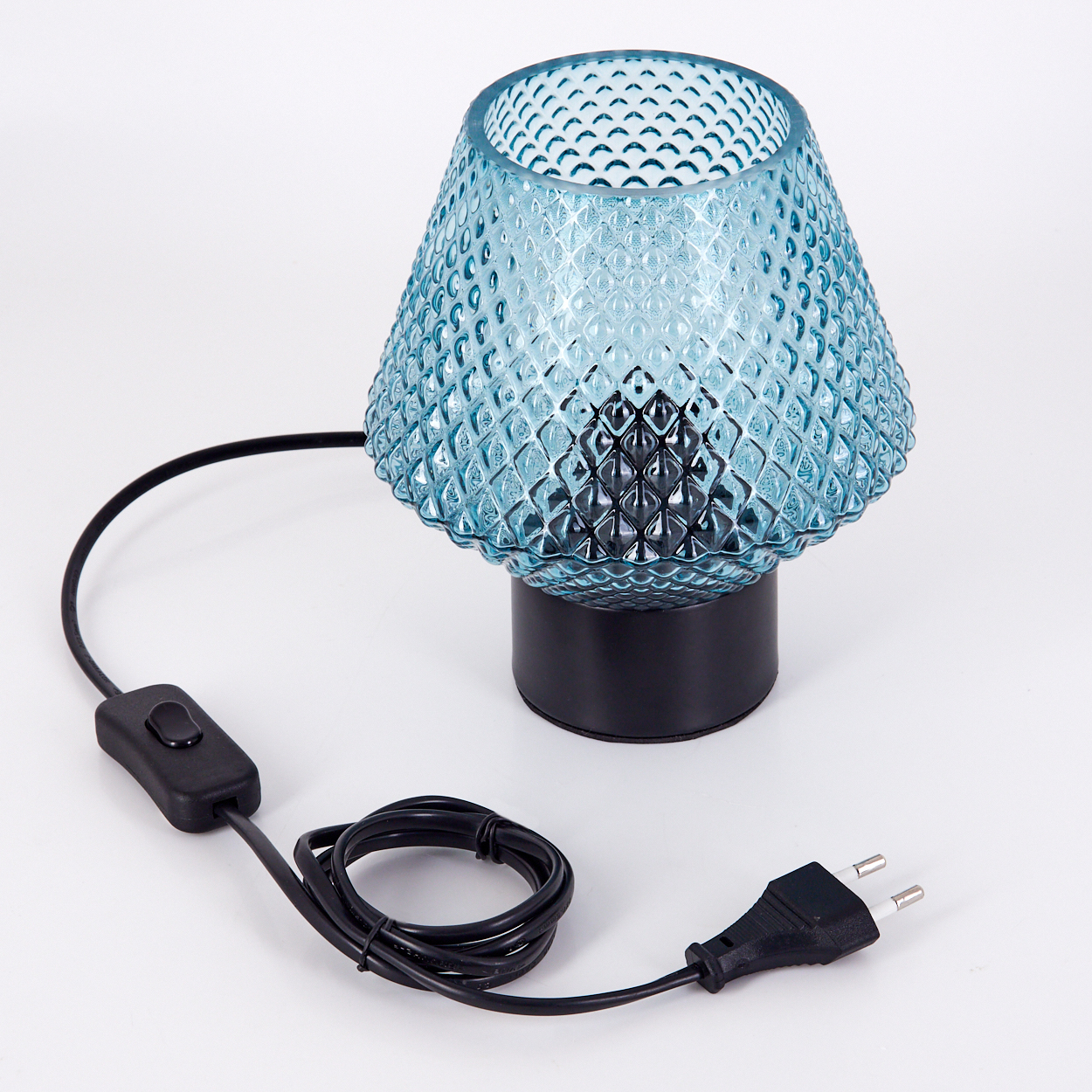 Eine blaue Glaslampe mit schwarzem Sockel und Netzkabel, Schalter und Stecker. Die Lampe steht auf weißem Hintergrund.