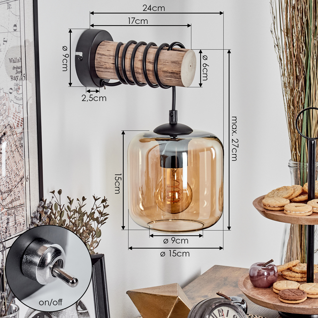 Eine Wandlampe mit Holzhalterung, Glasschirm und Edison-Glühbirne. Dazu eine Karte, ein Schalter und ein dekoratives Tablett mit Keksen.