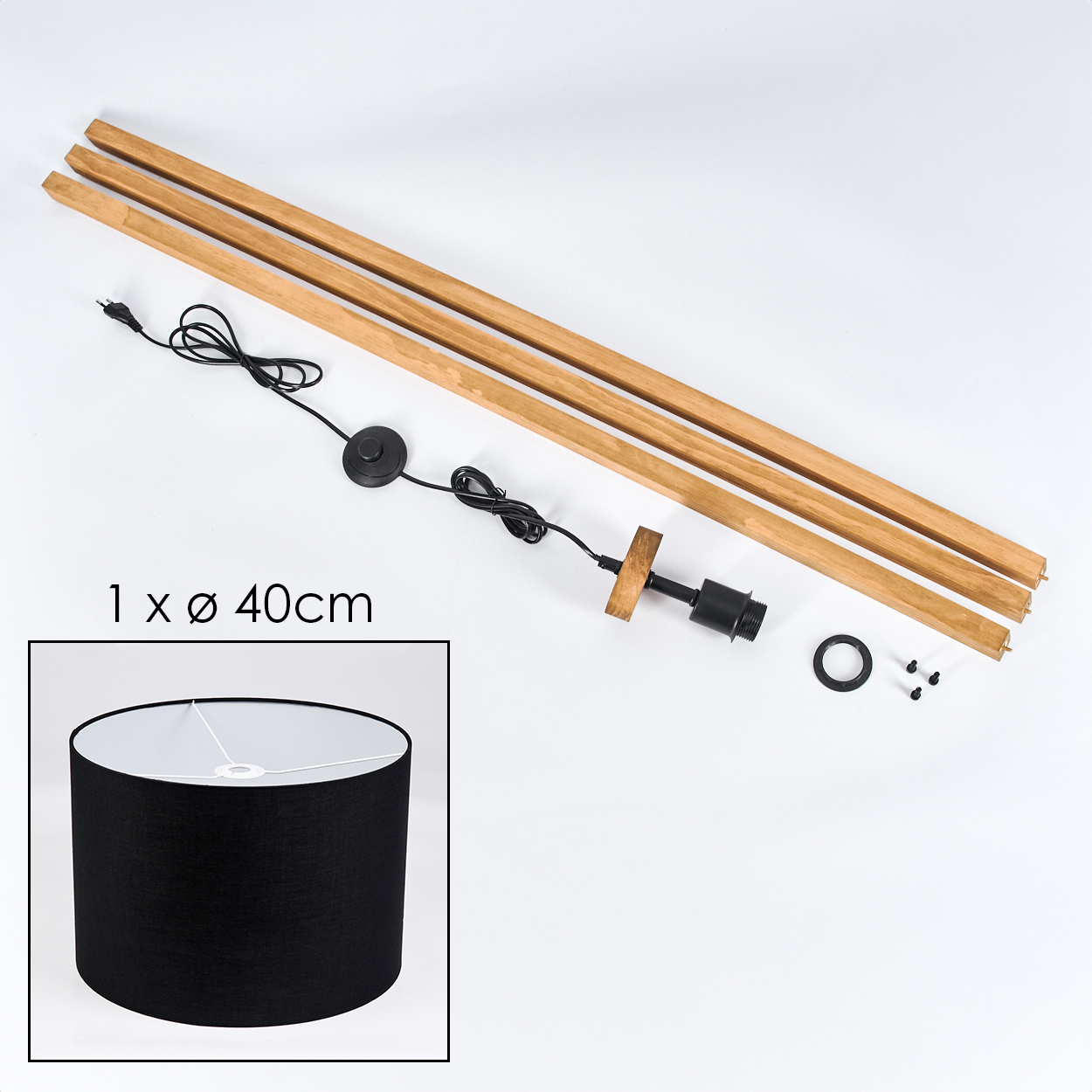 Zerlegte Lampenkomponenten: Holzstangen, schwarzes Kabel, schwarze Lampenfassung und ein schwarzer Lampenschirm.