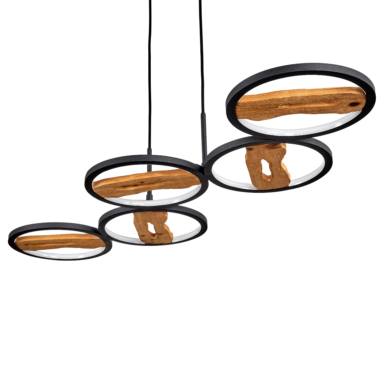 Eine moderne Pendelleuchte mit vier schwarzen kreisförmigen Rahmen. Jeder Rahmen hält ein Holzelement und ein weißes Licht. Schwarze Drähte hängen die Leuchte.